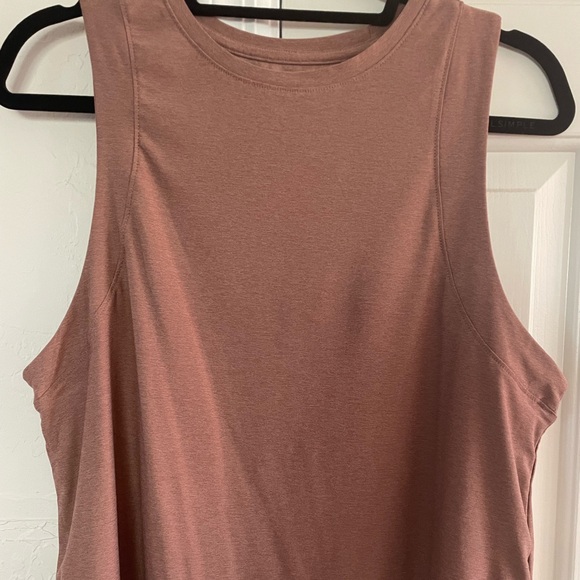Old Navy Warm Taupe Split Hem T-Shirt - Picture 1 of 5
